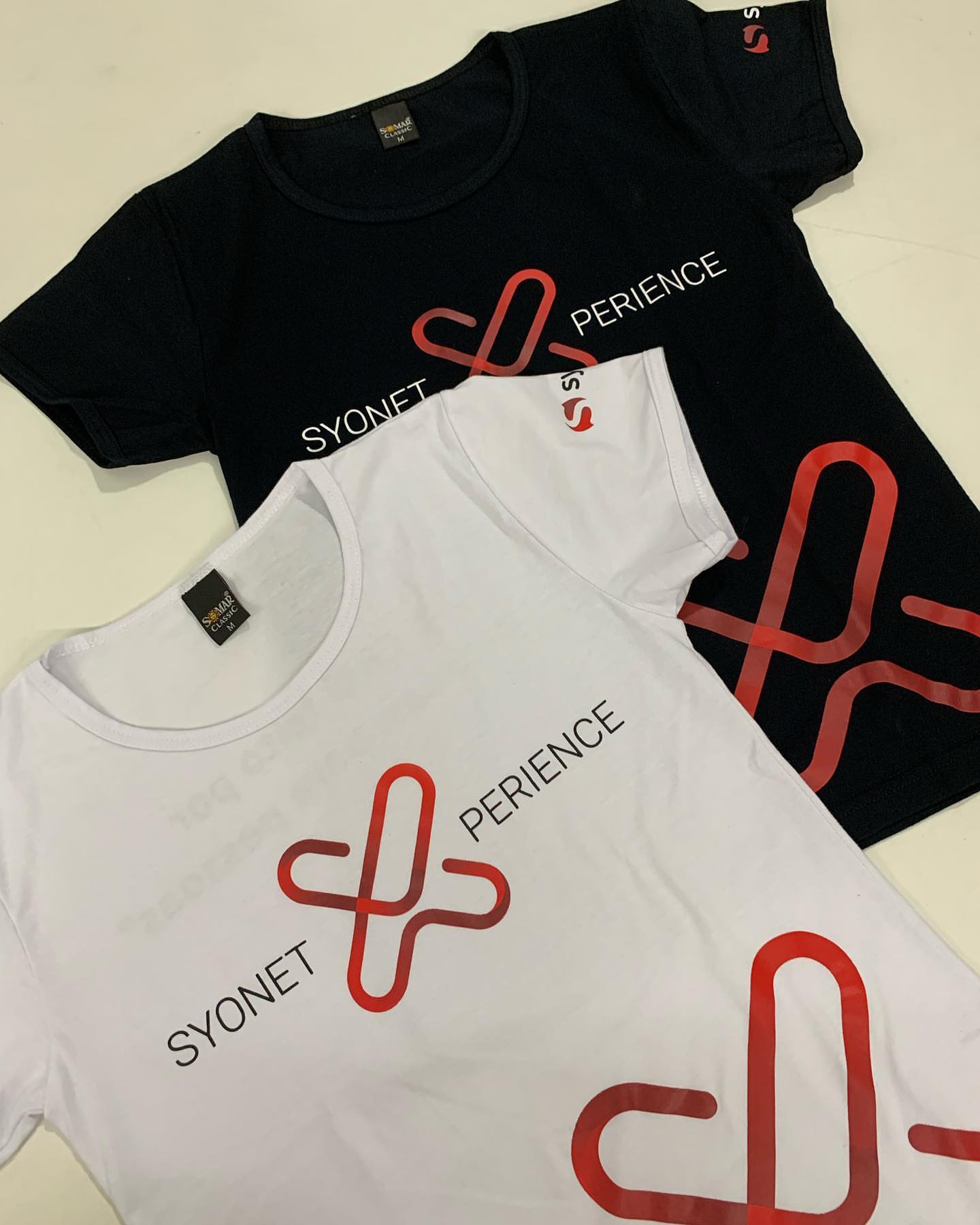 Camiseta de algodão cinza chumbo com estampa em serigrafia laranja