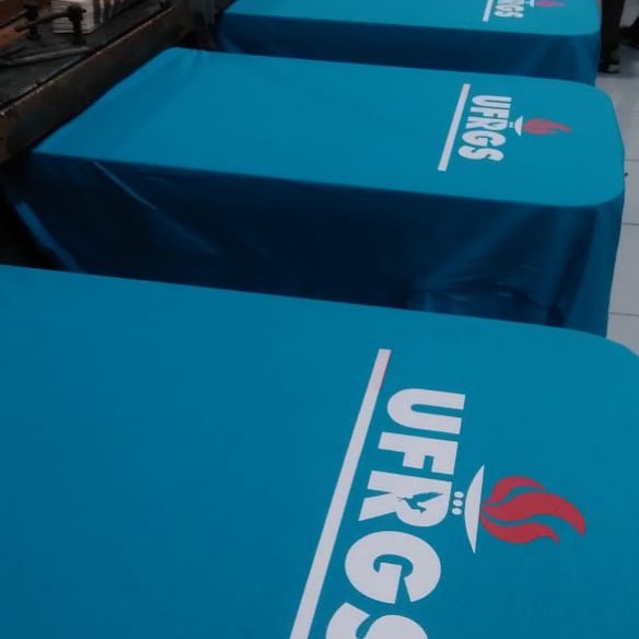 Camisetas coloridas com estampa em relevo